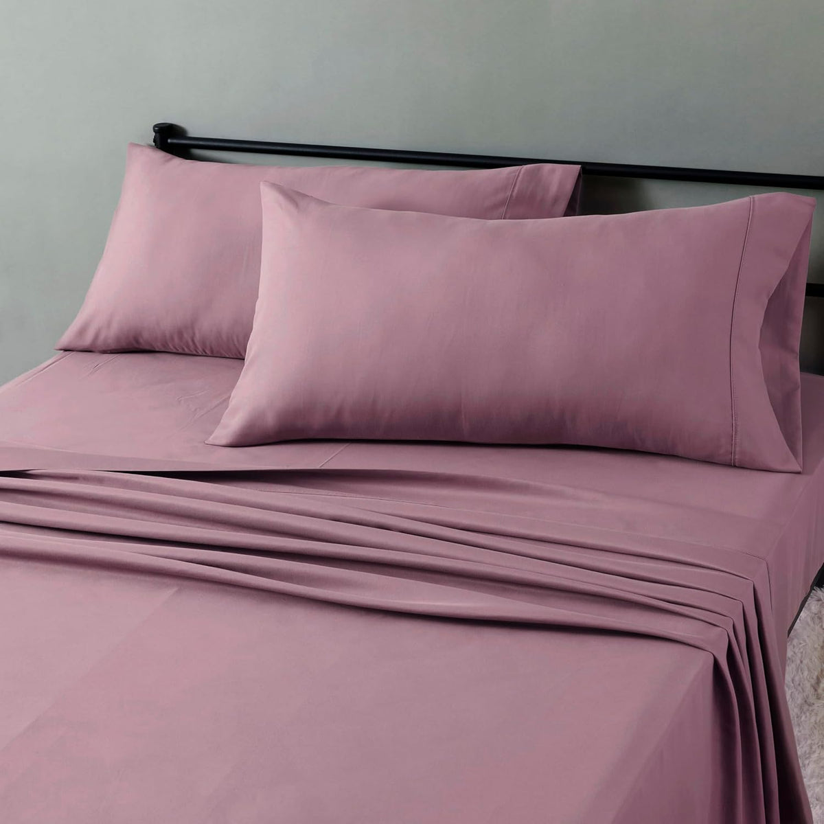Amazon Basics Lightweight Super Soft Breathable Wrinkle-Resistant Microfiber 4-Piece Bed Sheet Set