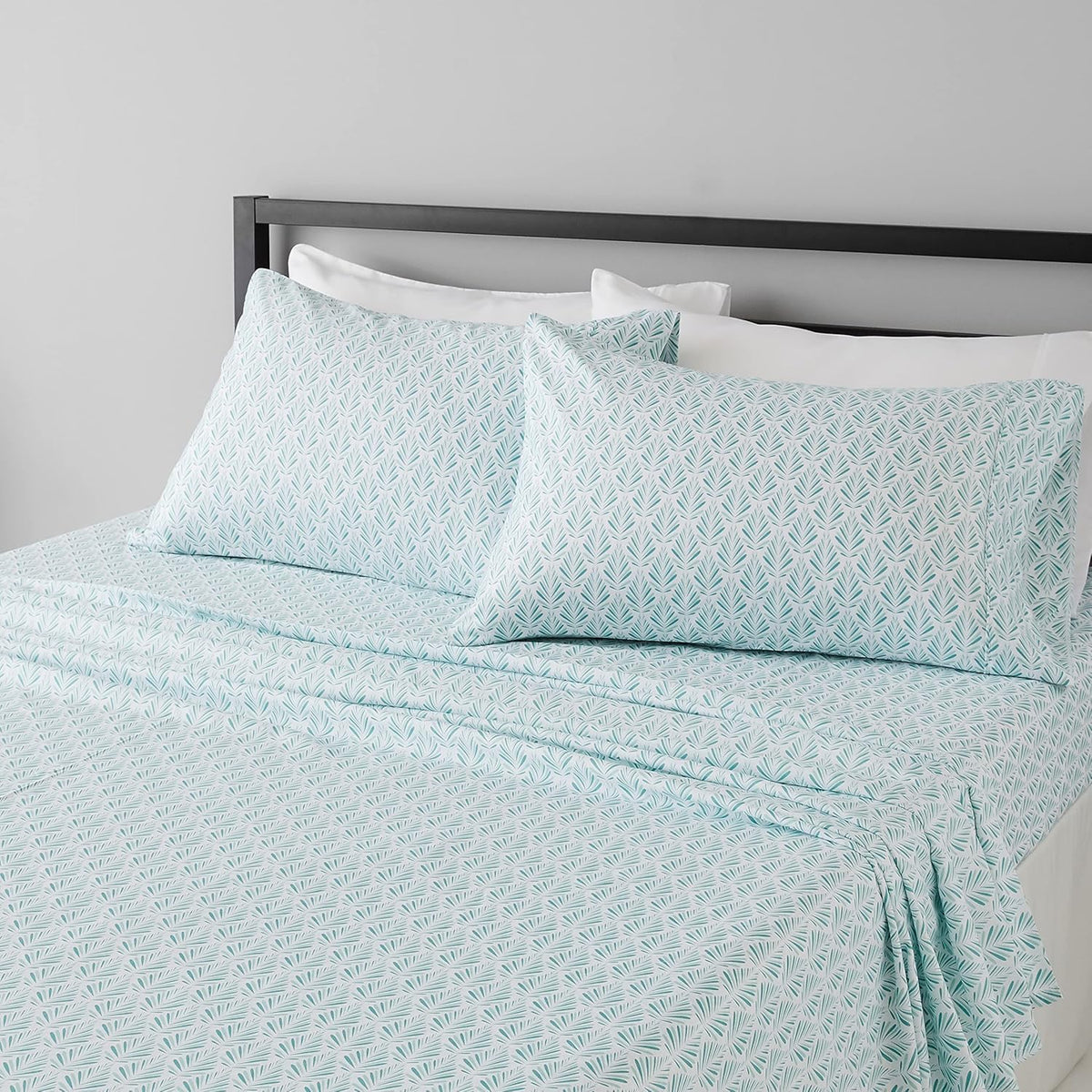 Amazon Basics Lightweight Super Soft Breathable Wrinkle-Resistant Microfiber 4-Piece Bed Sheet Set